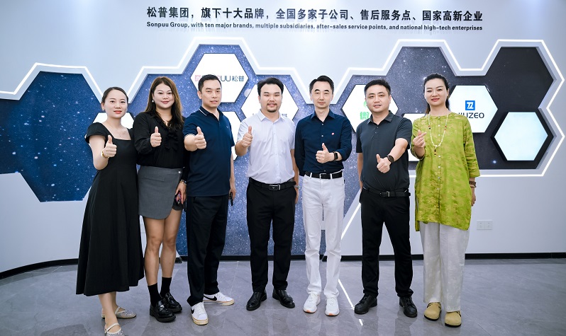 著名企業顧問劉潤走進松普智能,關注uv印刷設備如何借京東智谷”上樓進化“(圖5) 著名企業顧問劉潤走進松普智能,關注uv印刷設備如何借京東智谷”上樓進化“(圖5)