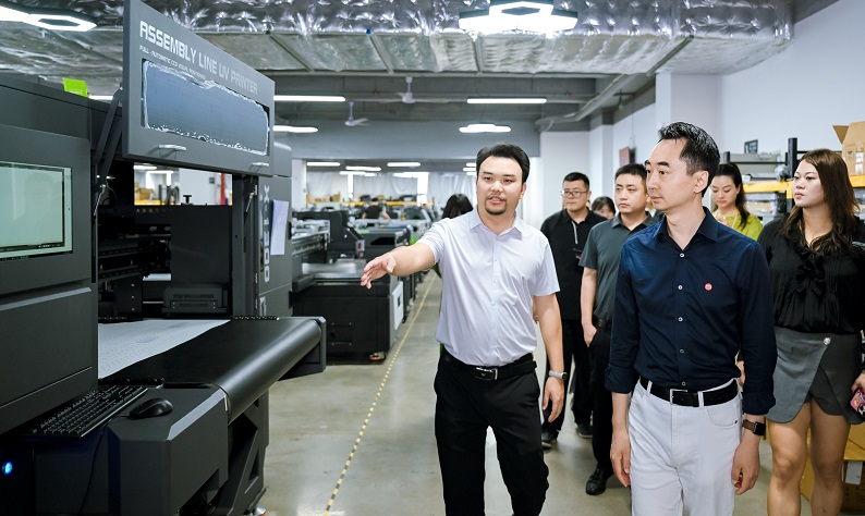 著名企業顧問劉潤走進松普智能,關注uv印刷設備如何借京東智谷”上樓進化“(圖2) 著名企業顧問劉潤走進松普智能,關注uv印刷設備如何借京東智谷”上樓進化“(圖2)