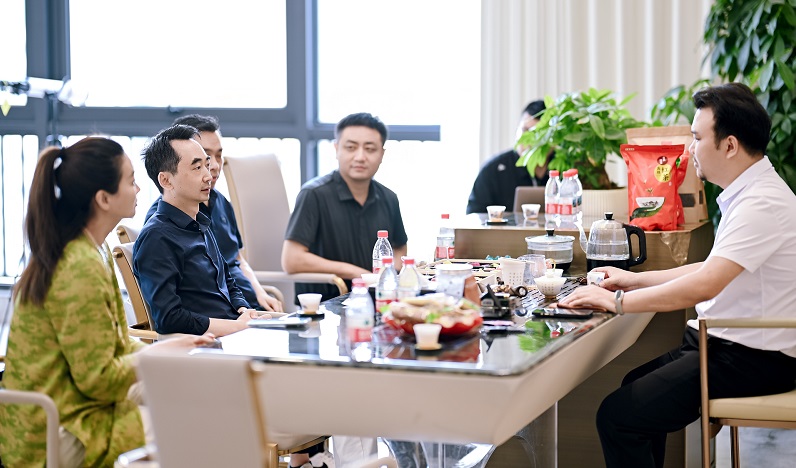 著名企業顧問劉潤走進松普智能,關注uv印刷設備如何借京東智谷”上樓進化“(圖4) 著名企業顧問劉潤走進松普智能,關注uv印刷設備如何借京東智谷”上樓進化“(圖4)